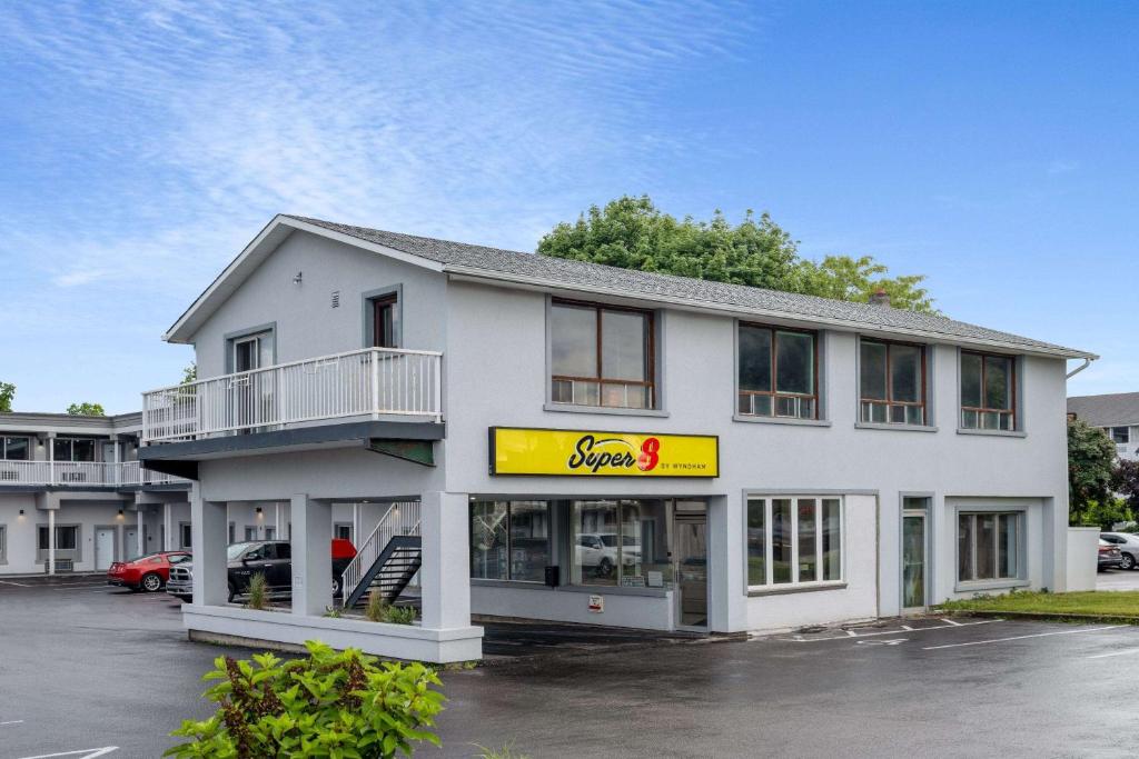 Super 8 by Wyndham Niagara Falls ON photo 2