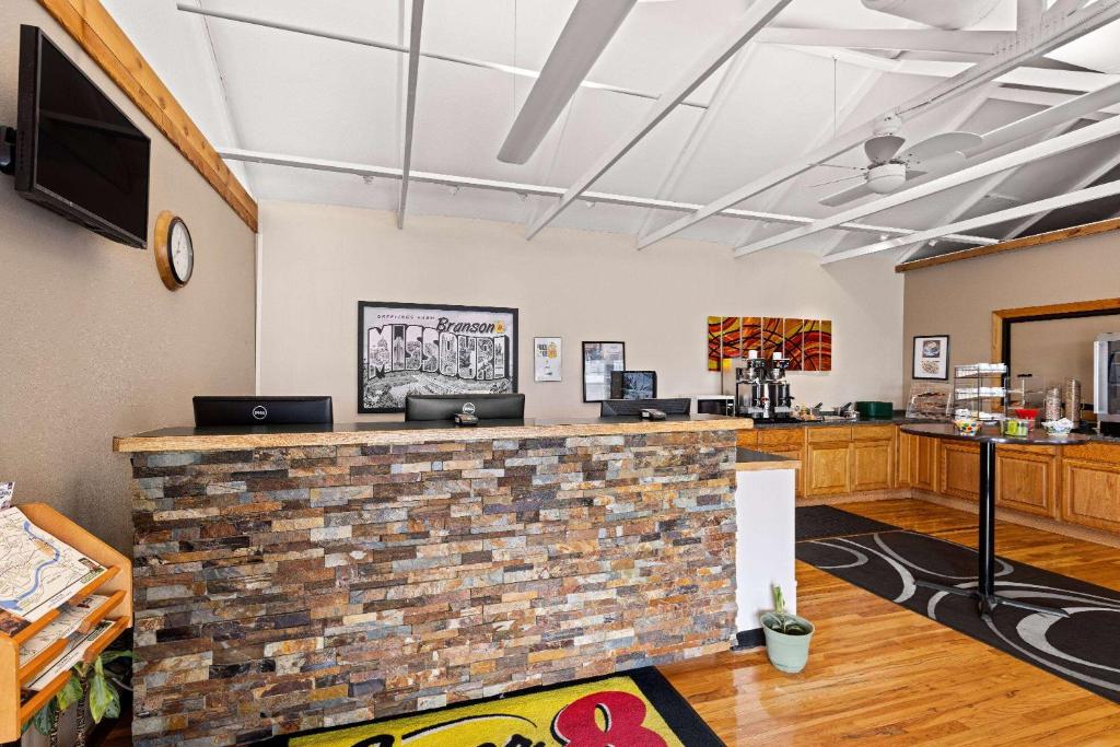 Super 8 by Wyndham Branson - Shepherd of the Hills Exwy photo 3