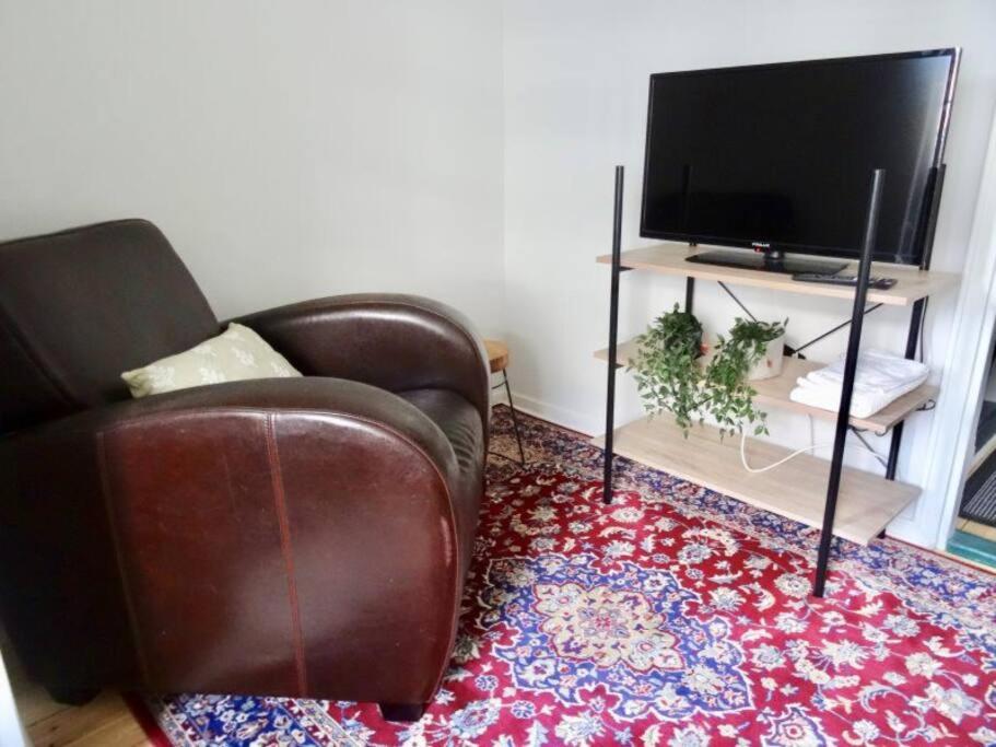 Studio in the center area with free street parking photo 2
