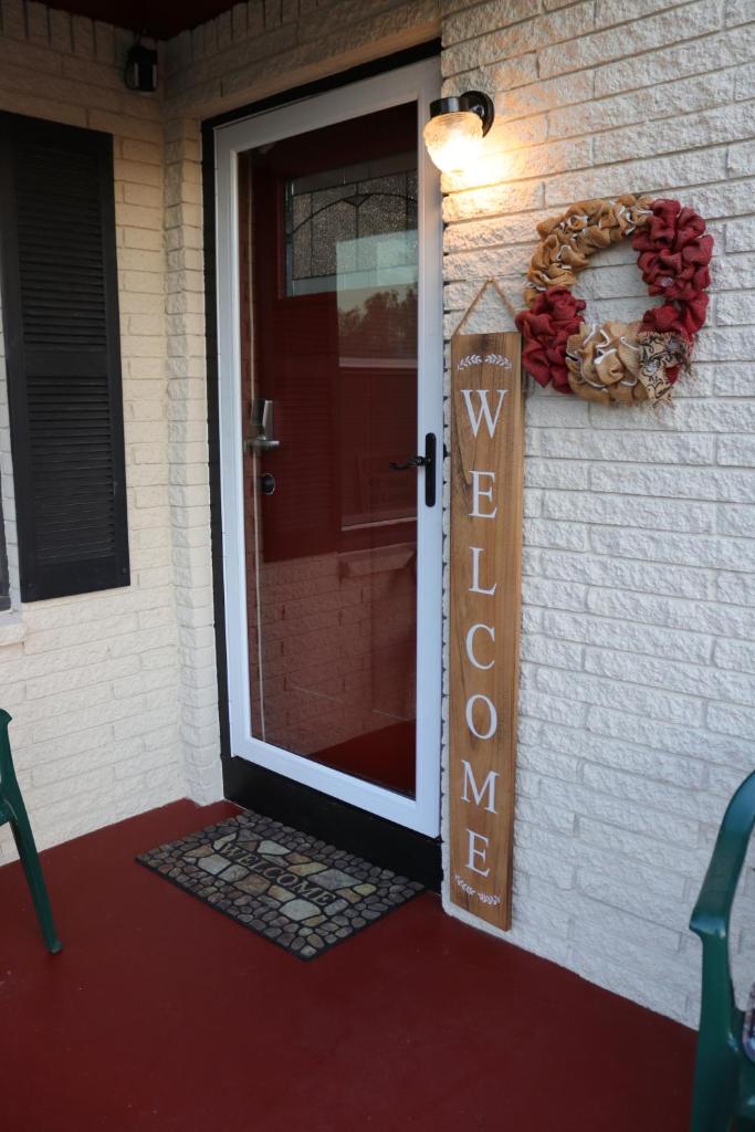 Charming 2 bedroom Retreat minutes from Downtown photo 3