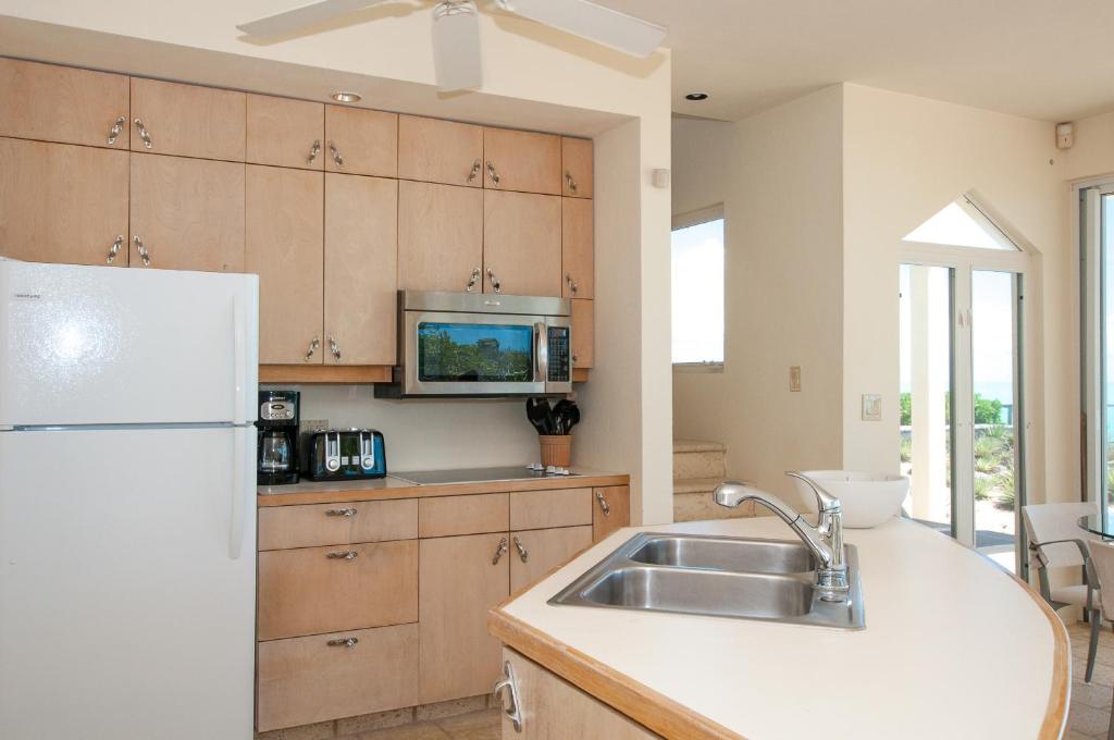 Aqua Del Rose 2 BR Beachfront Cottage photo 3