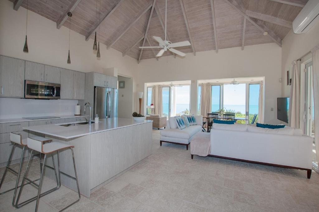 Aqua Del Rose 1 BR Beachfront Cottage photo 4