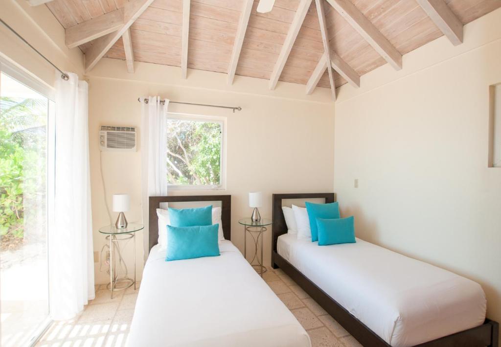 Aqua Del Rose 3 BR Beachfront Cottage photo 1