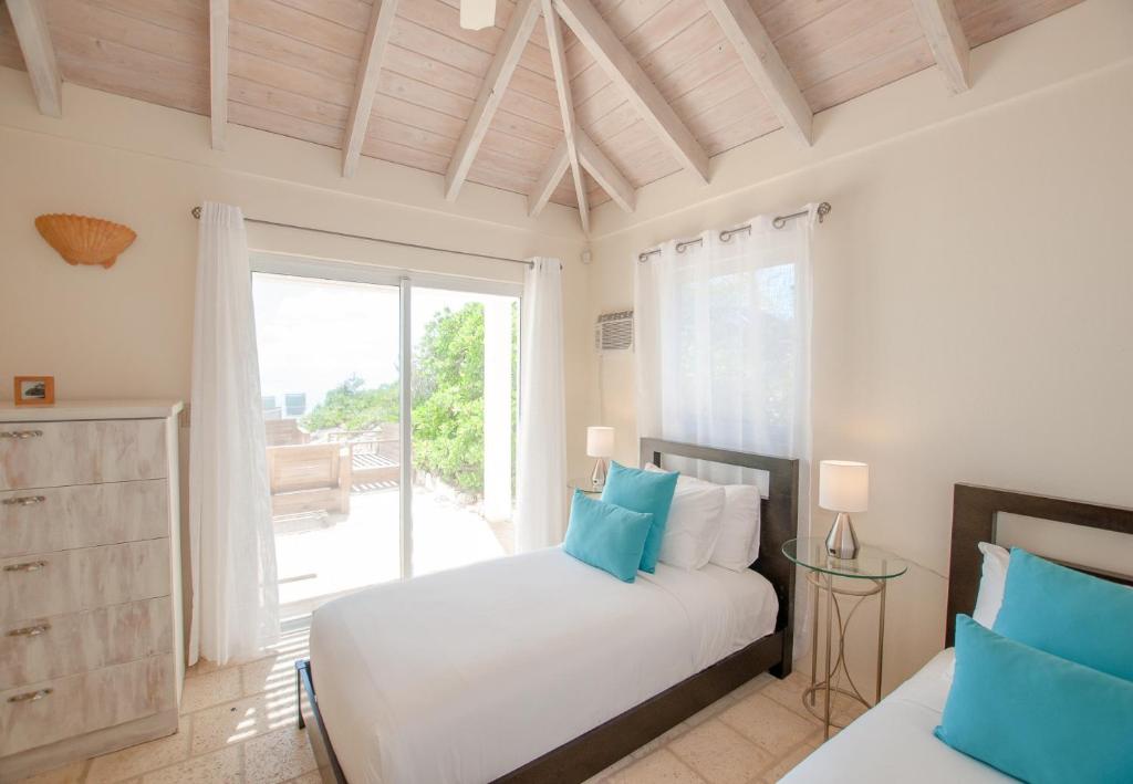 Aqua Del Rose 3 BR Beachfront Cottage photo 2
