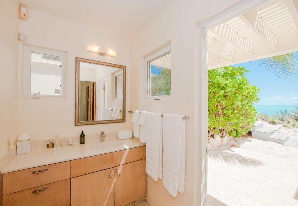 Aqua Del Rose 3 BR Beachfront Cottage photo 3