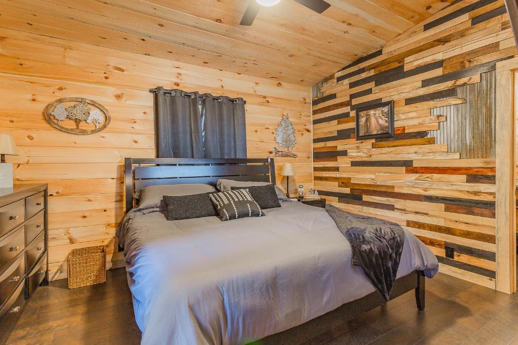 Cozy Cabin Retreat w/ Hot Tub & Nature Views photo 3