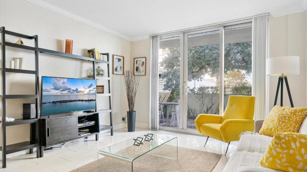 Steps from the Beach 2bedroom apartment Miami photo 3