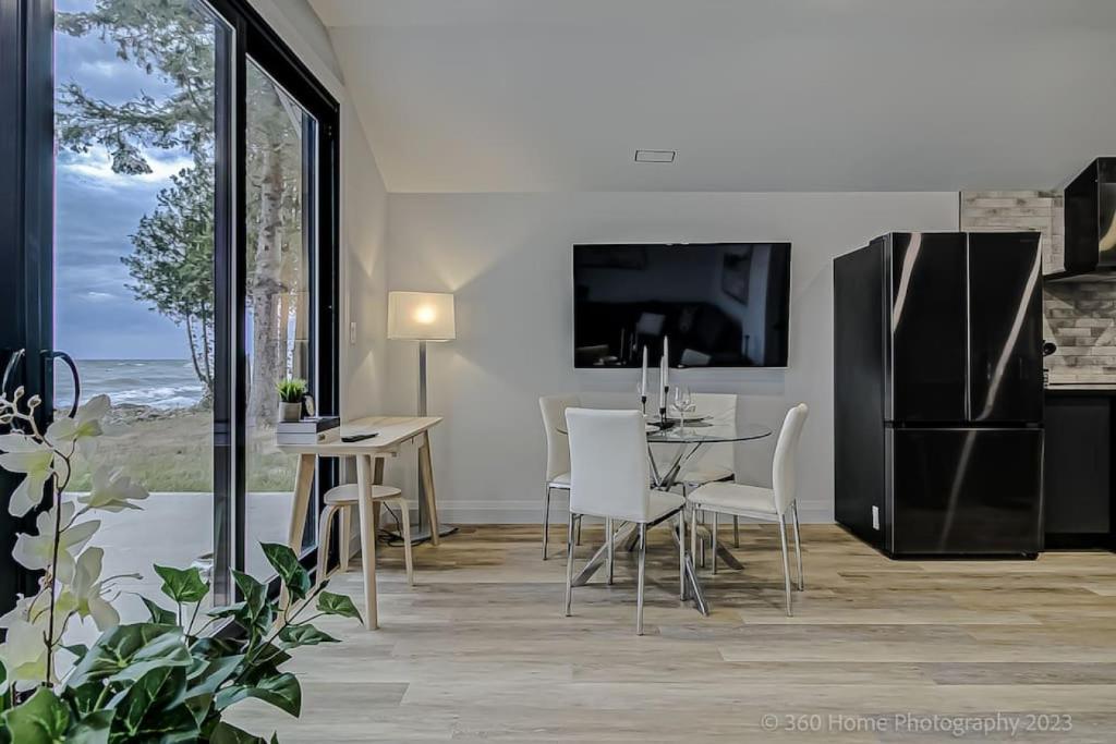 Lakeside Retreat Viva La Vida by Instant Suites photo 2