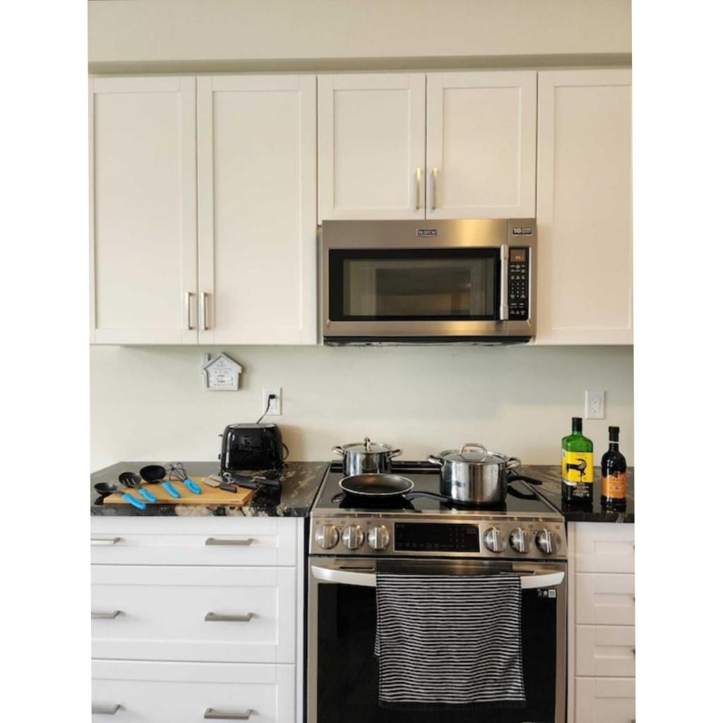 New Niagara Retreat - Entire Home, 15 min drive to Falls, Sleeps 9, 4BDR photo 3