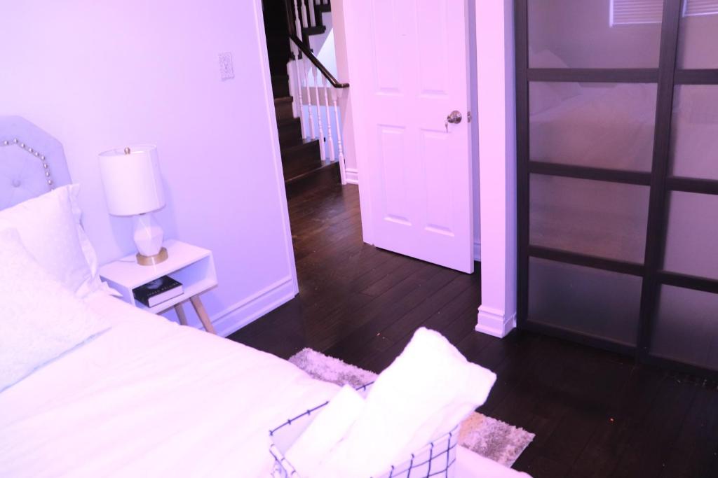 Cozy-2bedroom in Oakville photo 3