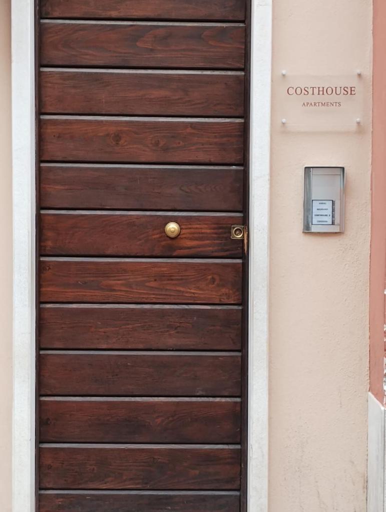 COSTHOUSE photo 2