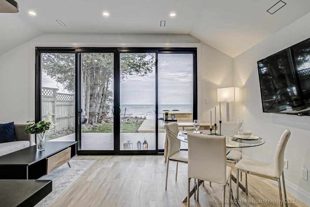 Lakeside Retreat Viva La Vida by Instant Suites