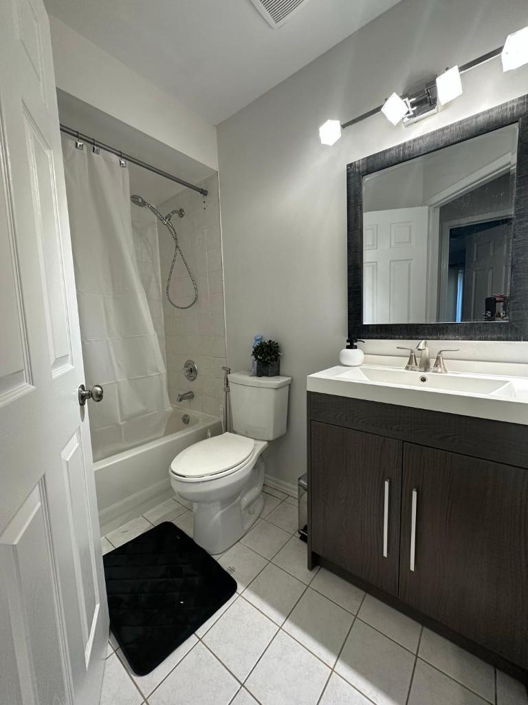 Cozy-2bedroom in Oakville photo 2