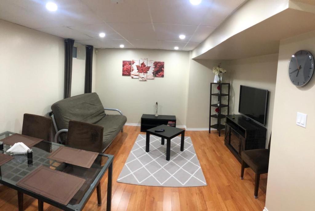 Basement Apartment in Richmond Hill photo 4