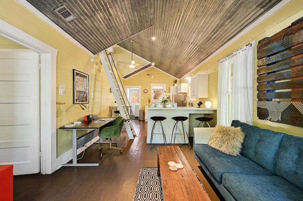 Peaceful Bungalow with Fenced Yard near Shops and Cafes photo 3