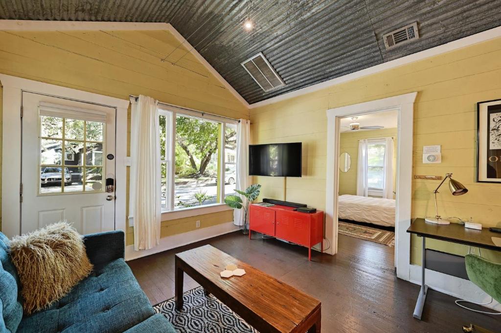 Peaceful Bungalow with Fenced Yard near Shops and Cafes photo 2