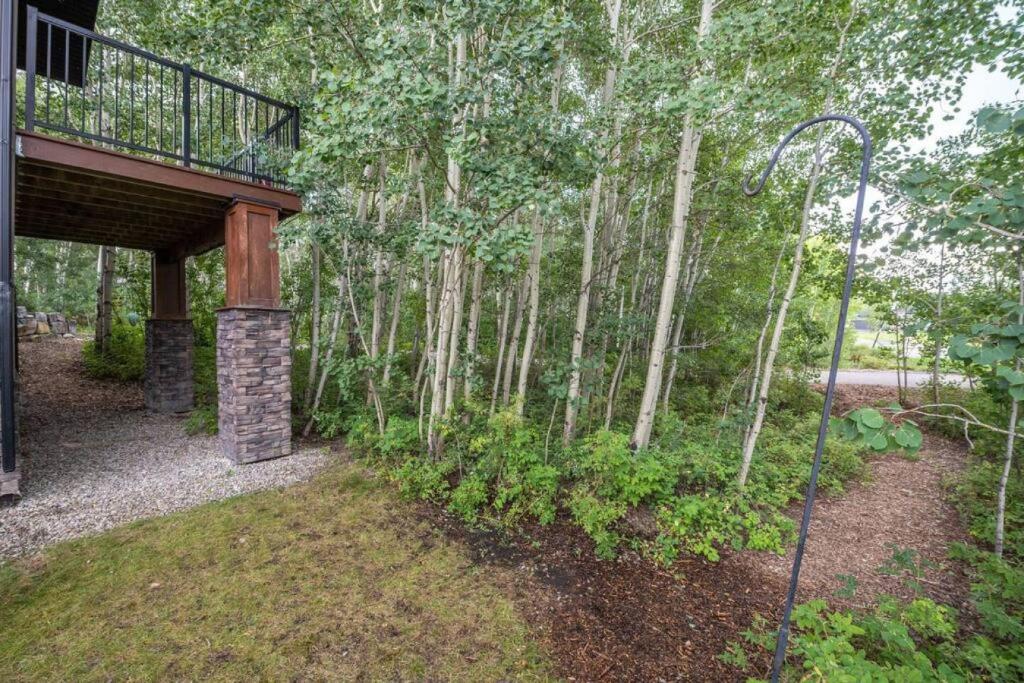 Springbank Acreage Guest Suite – Fireplace, Heated Floors, Mountain Views, BBQ - Tap to explore photos