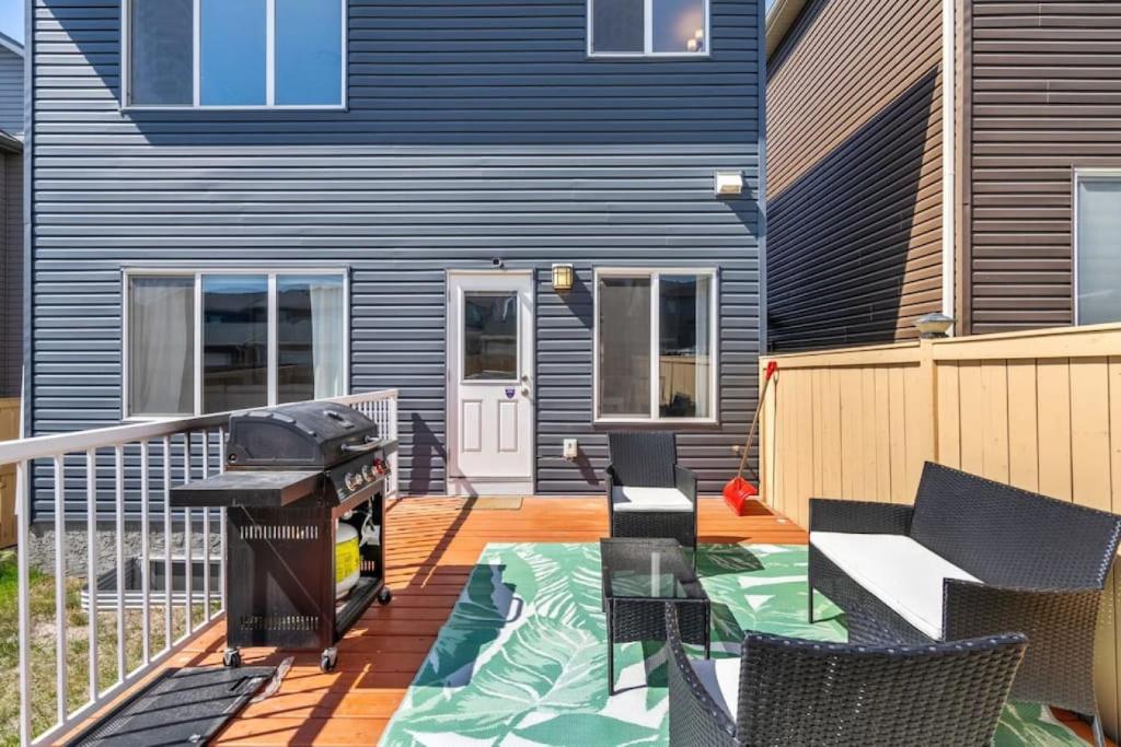 Entire Premium Home with AC, King Bed and Cotts photo 4