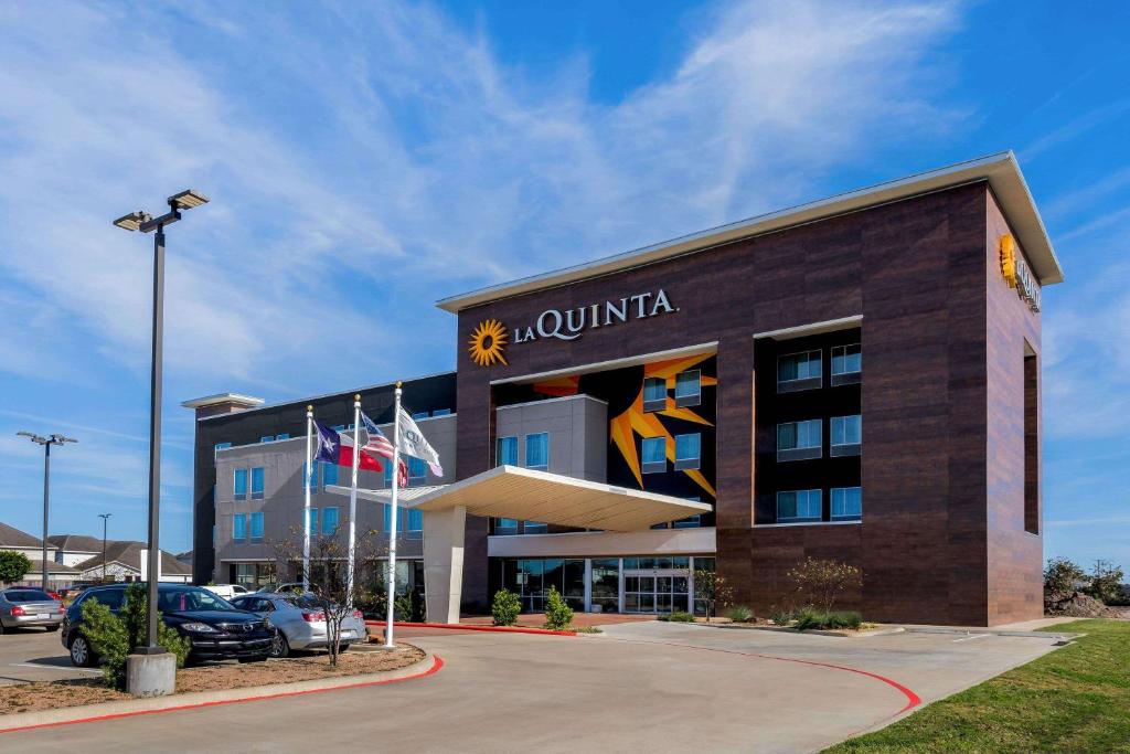 La Quinta Inn & Suites by Wyndham Houston Cypress image