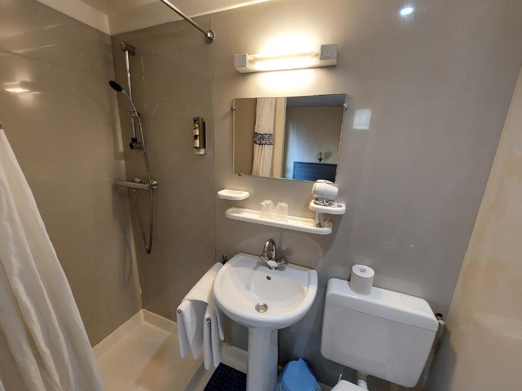 Logis Hotels - Le Saint Clément - Hotel Restaurant photo 1