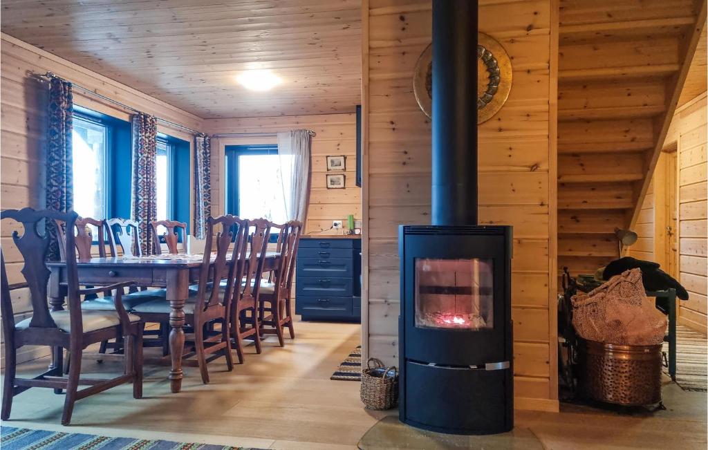 4 Bedroom Amazing Home In Vatnestrm photo 3