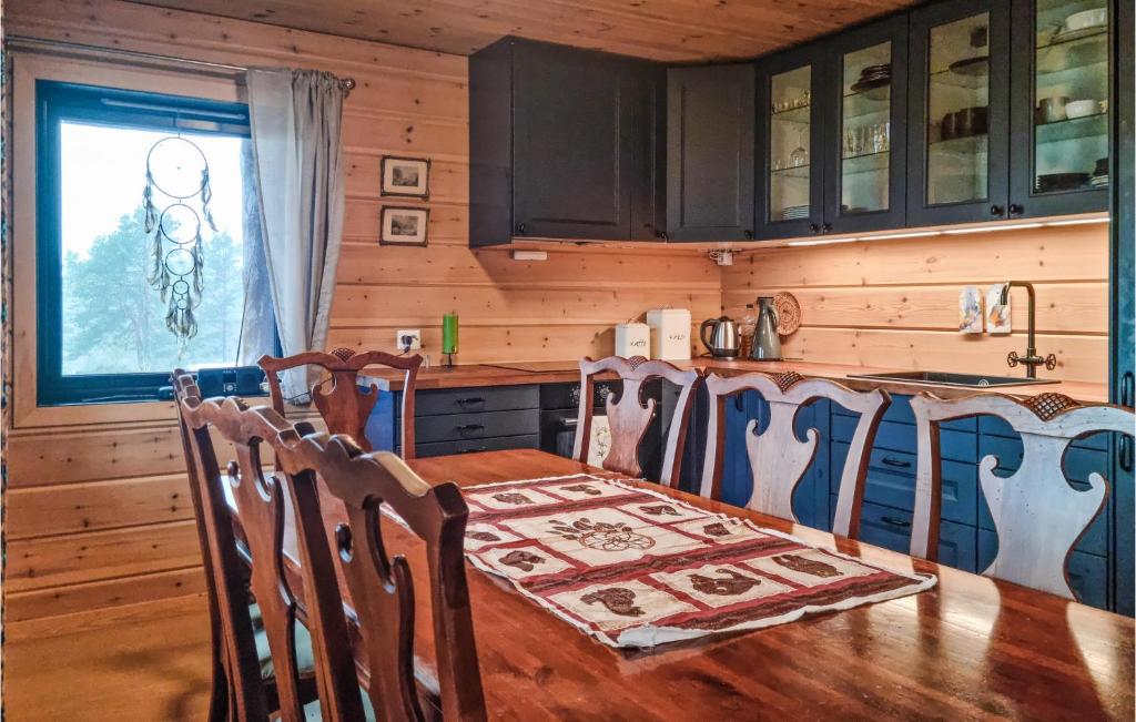 4 Bedroom Amazing Home In Vatnestrm photo 4