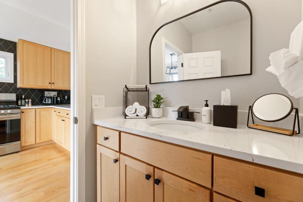 Midtown Modern - urban condo walkable to bars and beach photo 2