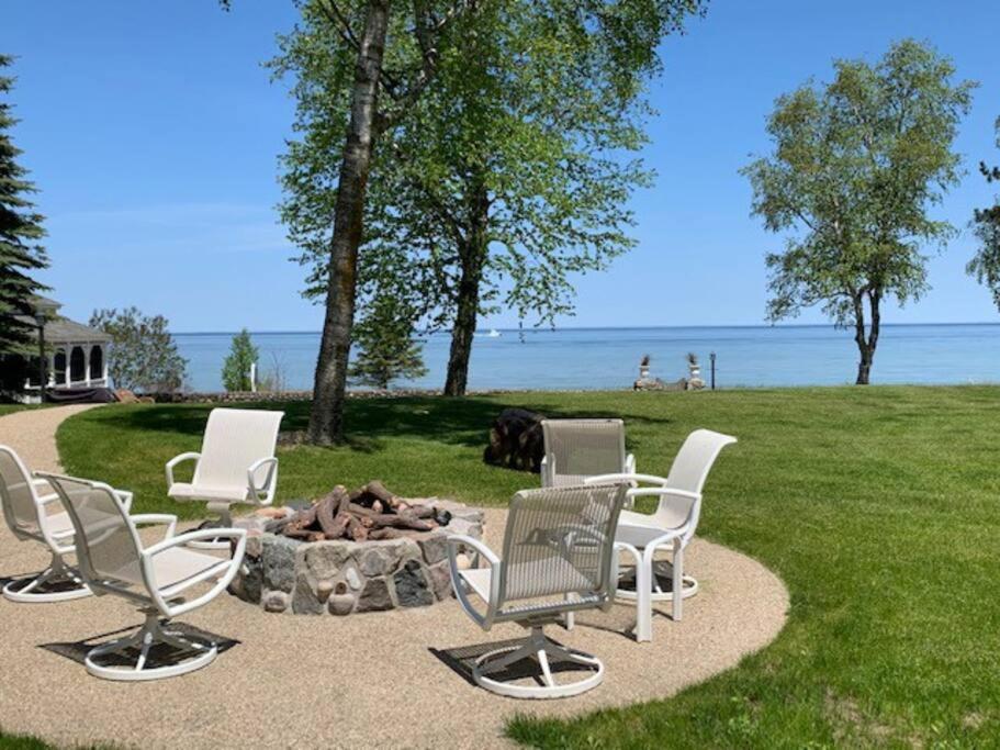 LAKE MICHIGAN EARL YOUNG STONE COTTAGE photo 4