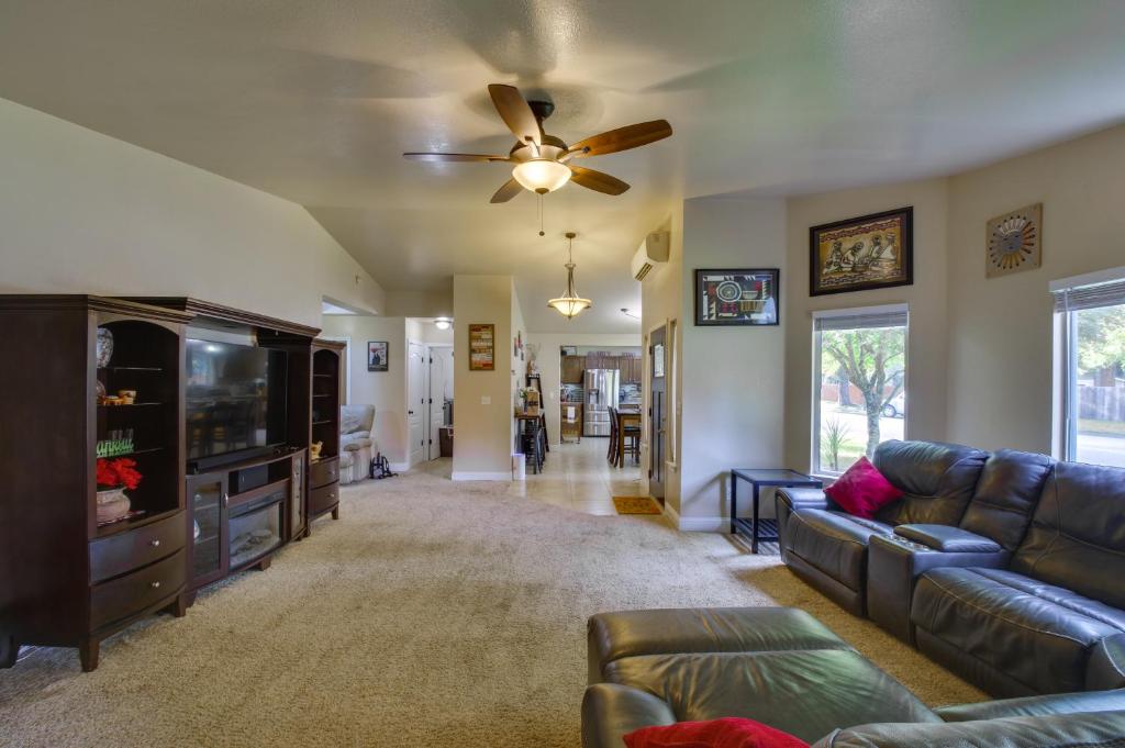 Coastal Retreat Near Redwoods and 2 Miles to Beach! photo 3