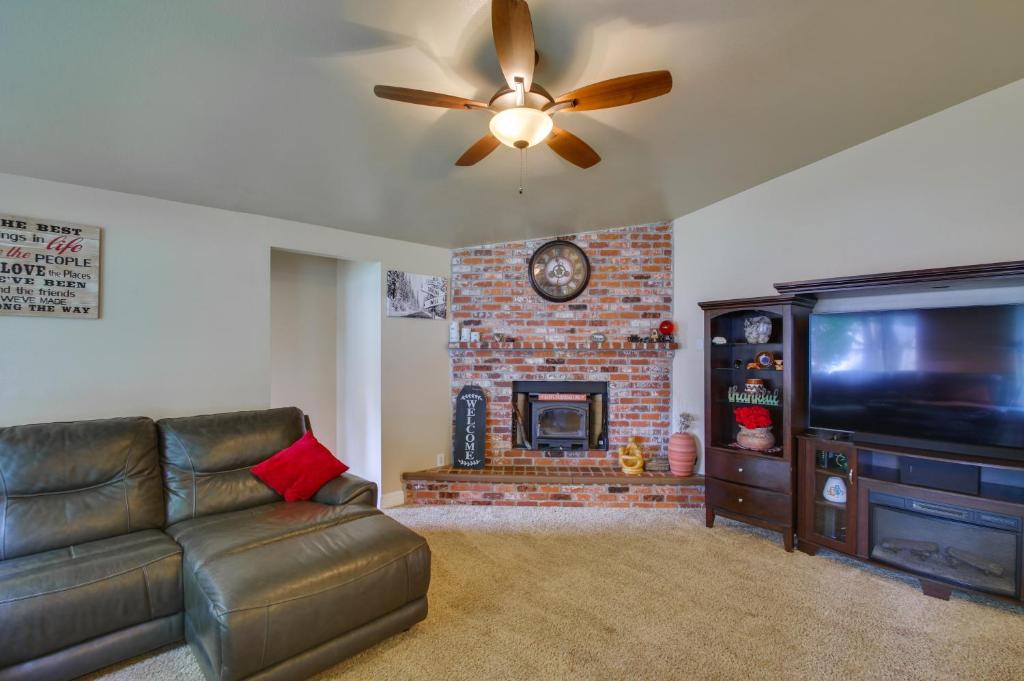Coastal Retreat Near Redwoods and 2 Miles to Beach! photo 4
