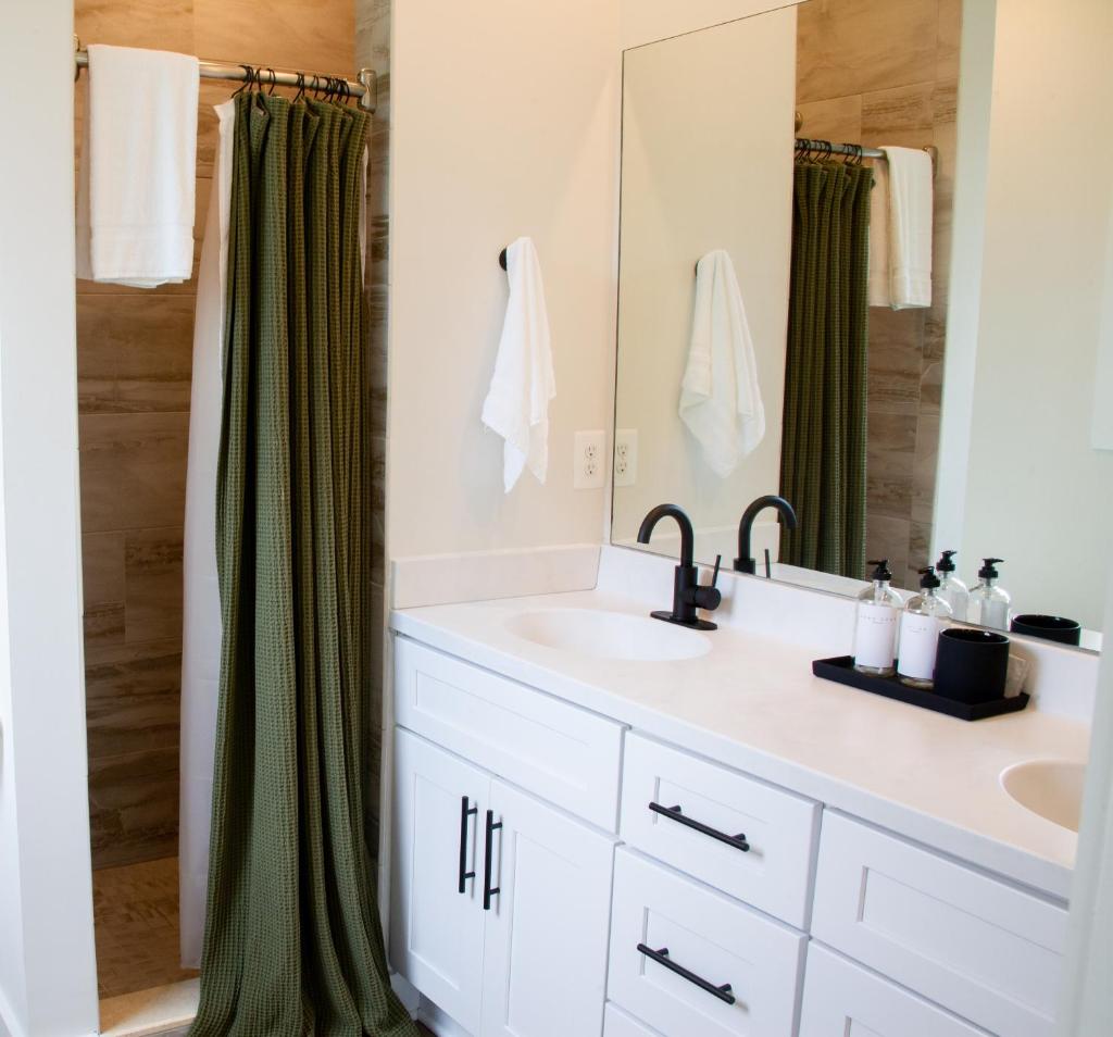 Apartment in Heart of Crozet Near KFV - Mtn Views 302 photo 1