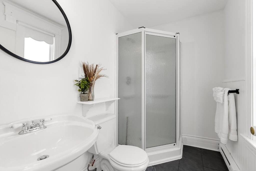 Studio 7 ~ 1 BDRM w/ Private Bath & Living Room photo 2