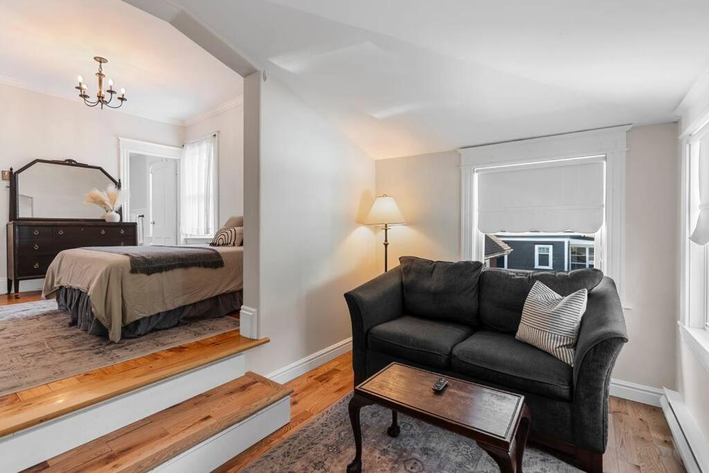 Studio 7 ~ 1 BDRM w/ Private Bath & Living Room photo 3