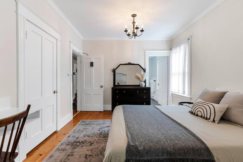 Studio 7 ~ 1 BDRM w/ Private Bath & Living Room photo 4