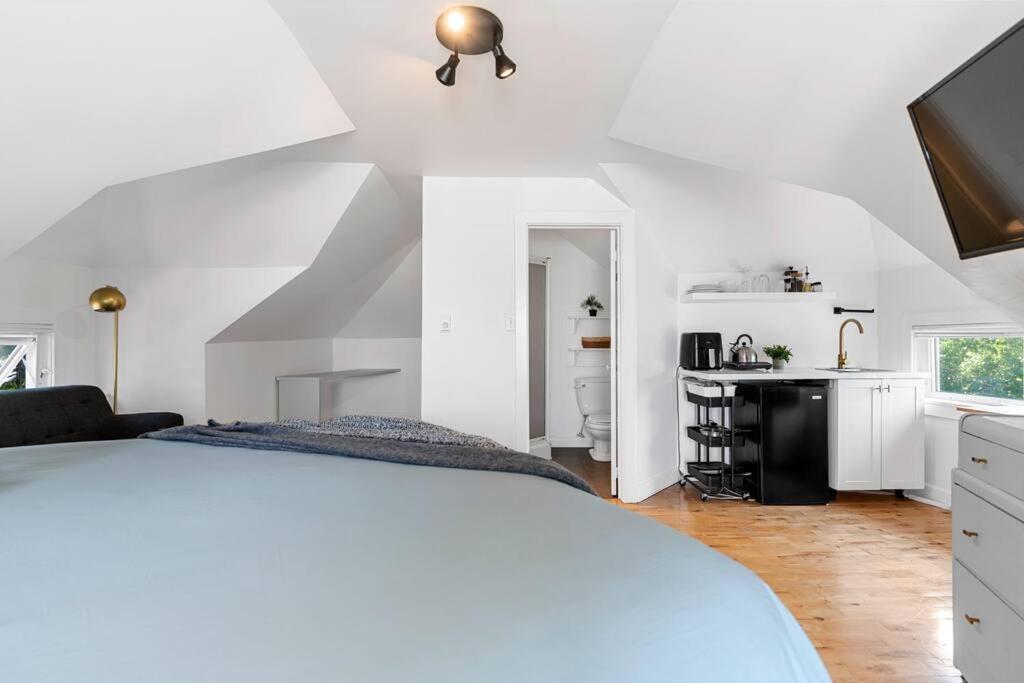 Studio 8~ Modern Loft w/ private balcony photo 2