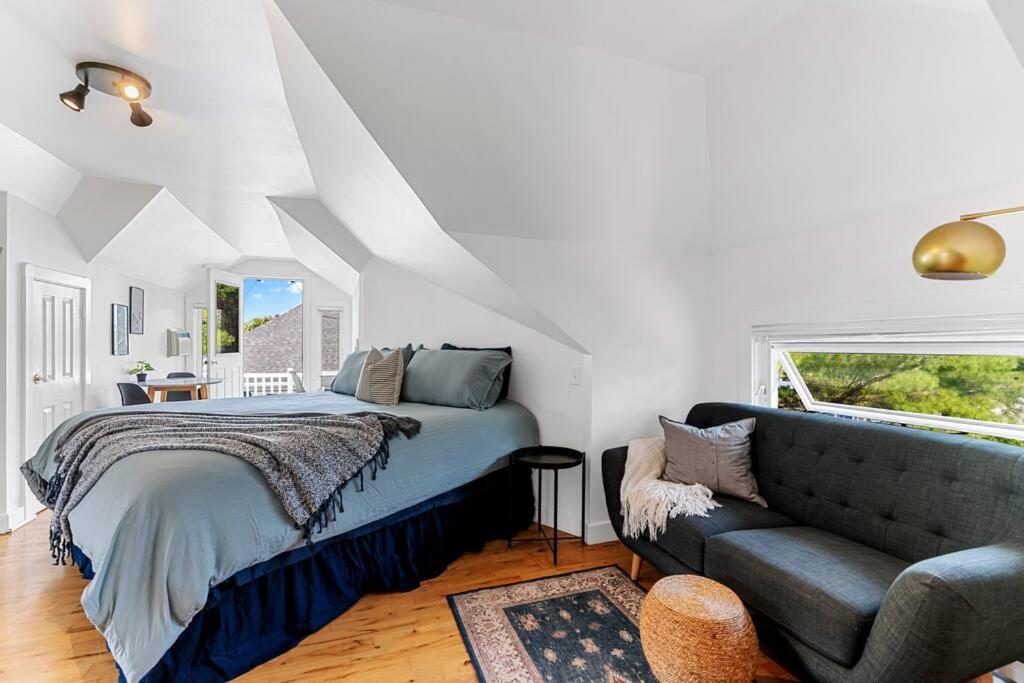 Studio 8~ Modern Loft w/ private balcony photo 3