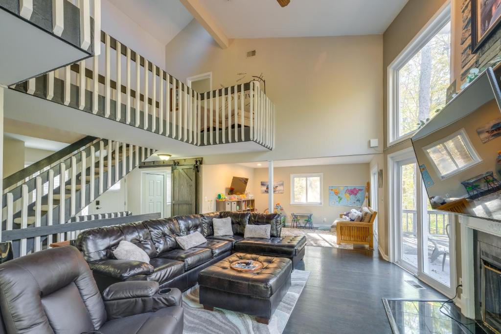 Spacious and Serene Lake Ridge Retreat with Game Room! photo 3
