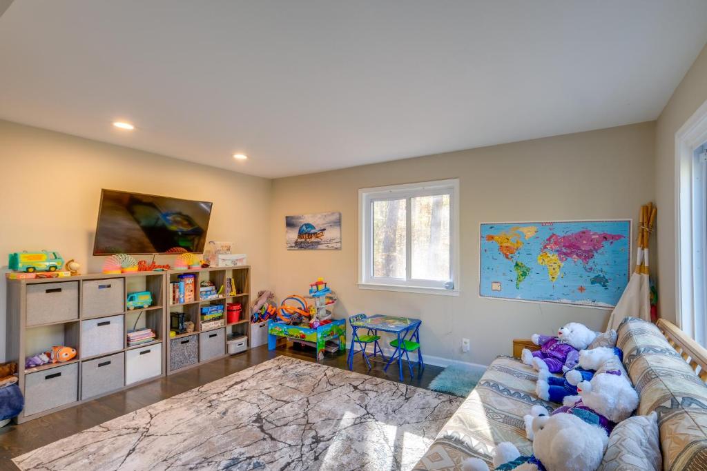 Spacious and Serene Lake Ridge Retreat with Game Room! photo 4