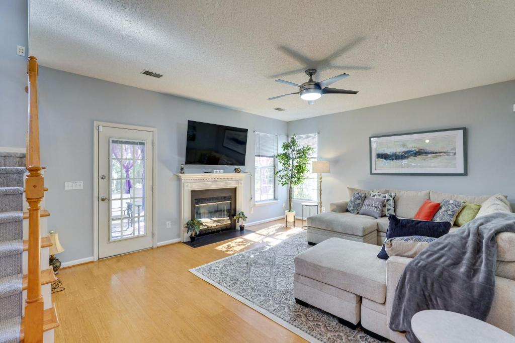 North Charleston Home Near Shopping and Dining!