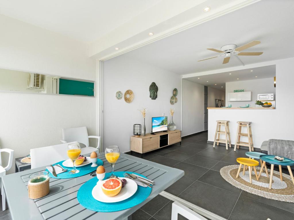 Newly Renovated 1 Bedroom Condo With Amazing Seaview! Beachfront Pool! photo 1