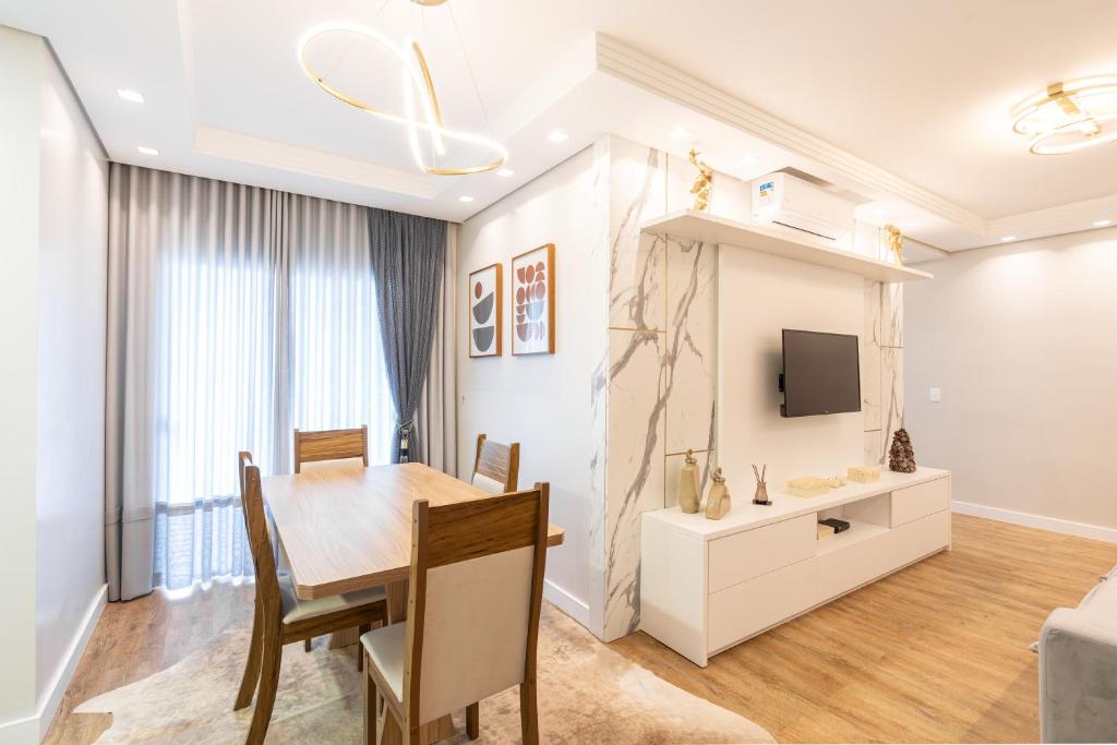 Apto a 150m DA PRAIA e 15min BETO CARREIRO com WI-FI, PISCINA, PORTARIA 24h, PLAYGROUND INFANTIL, QUADRA DE ESPORTES sacada com CHURRASQUEIRA e vaga de GARAGEM photo 1