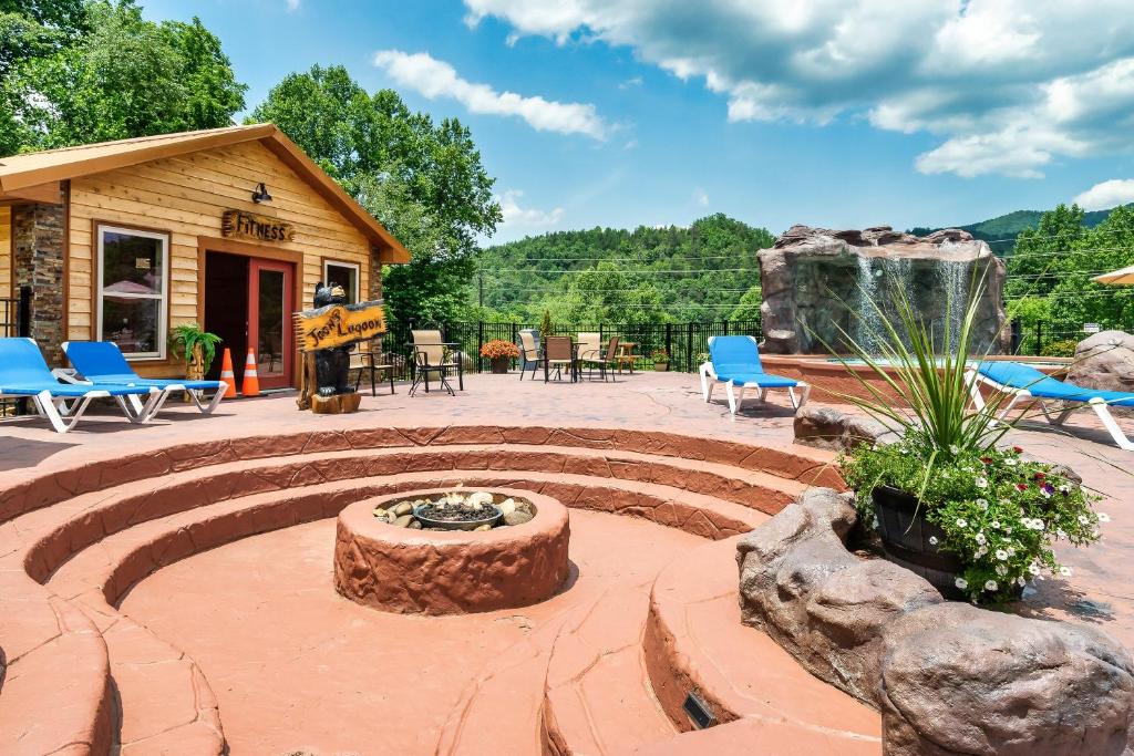 SmokiesBoutiqueCabins would love to host you at Dolly's Cute Cabin! 4 Suites - Hot Tub, Fire Pit, Game Room photo 3