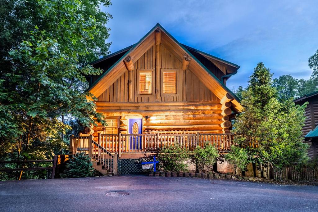 SmokiesBoutiqueCabins would love to host you at American Heritage! 5 minutes to Gatlinburg Strip!