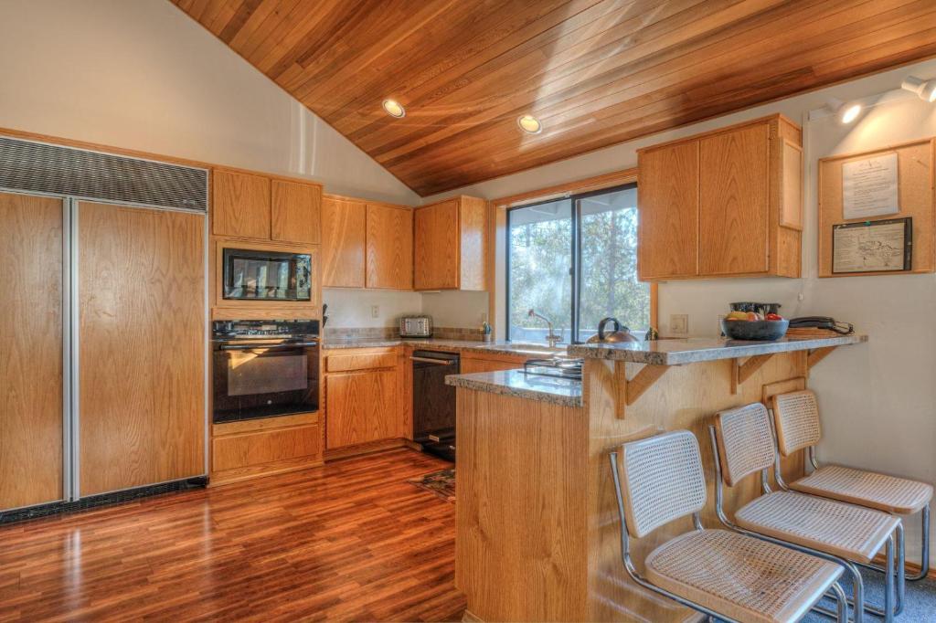 White Elm Lane #31 by Village Properties at Sunriver image