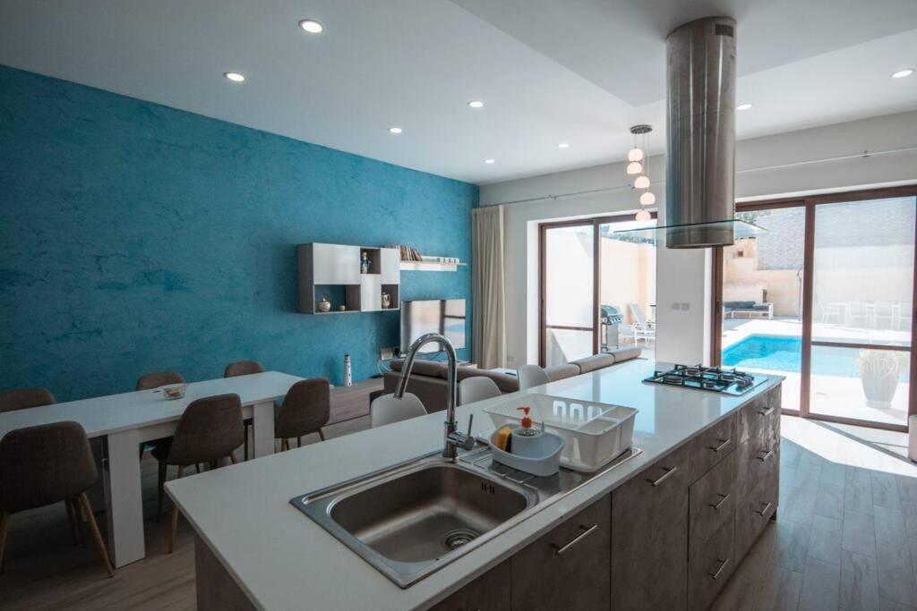Margerita Modern House with Pool