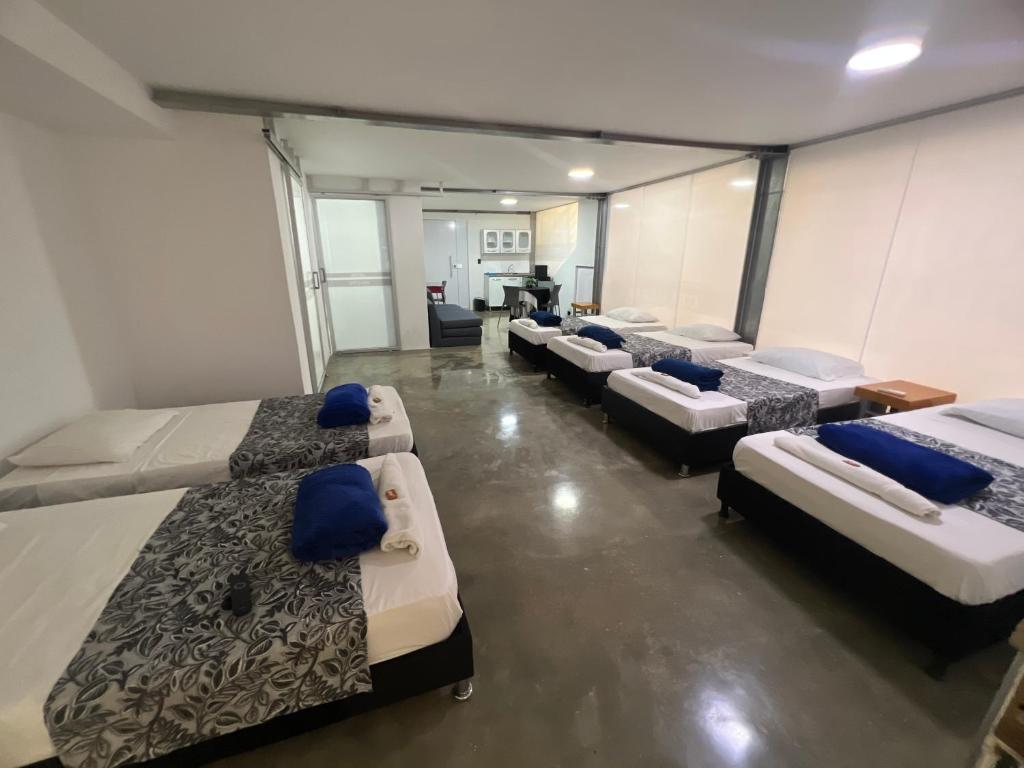 Apartamento para grupos grandes dentro de centro comercial con frisby photo 1