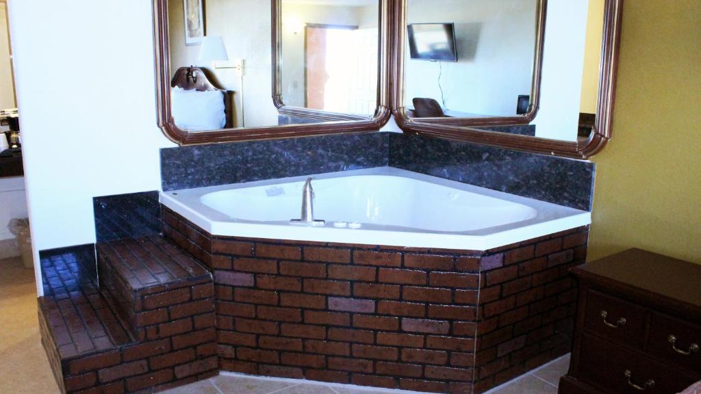 Royal Inn & Suites photo 2