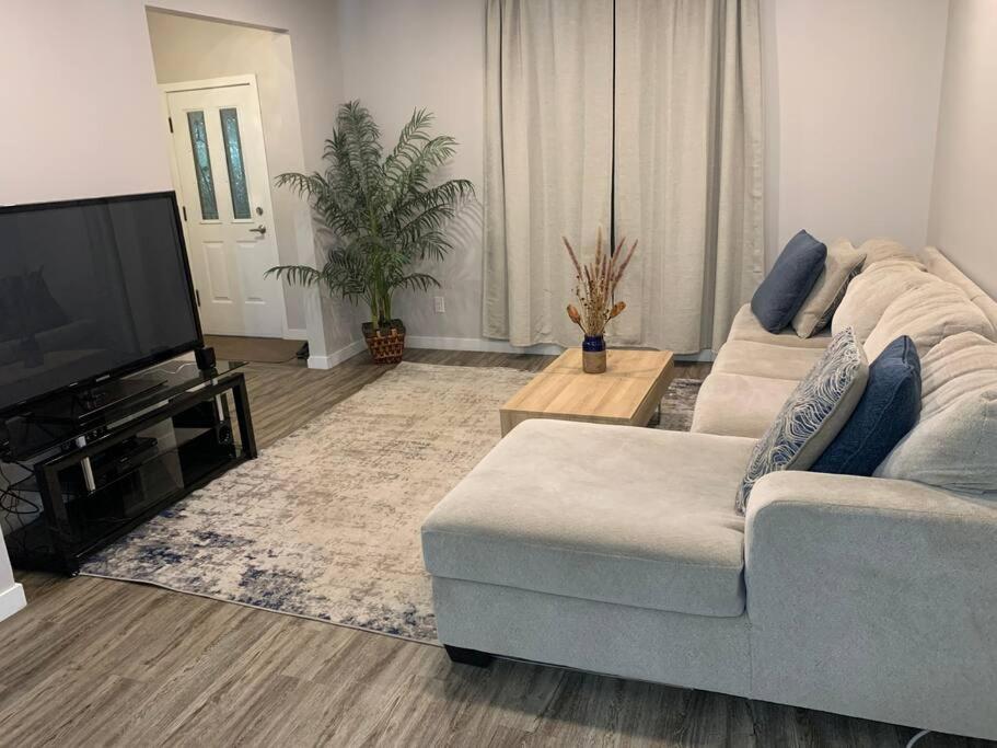 Sleek 3 bedroom home close to Exchange W parking