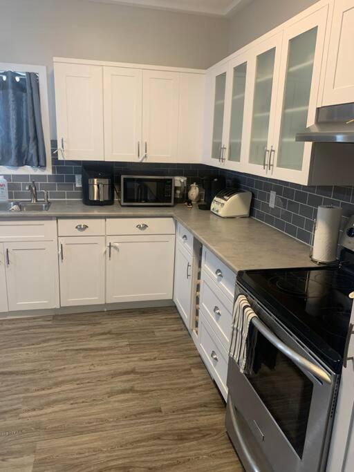 Sleek 3 bedroom home close to Exchange W parking photo 1