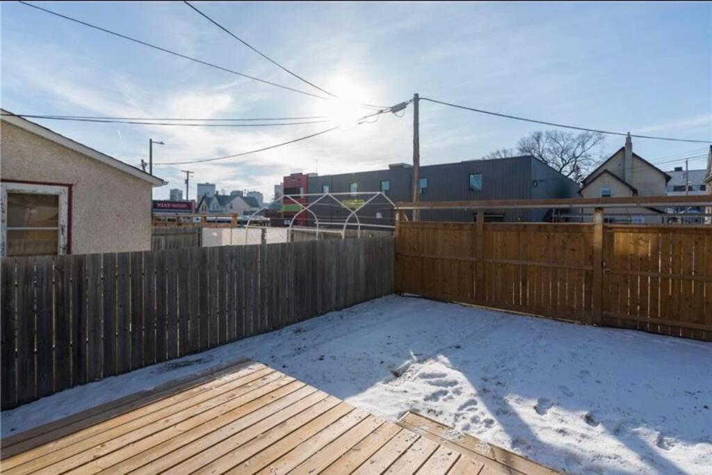 Sleek 3 bedroom home close to Exchange W parking photo 4